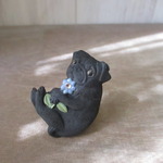 黒パグブローチ「抱っこの抱っこ～青花」
