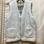 モコモコふわふわのミルフィーユボア薄グレーのメンズベスト