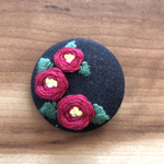 刺繍くるみボタン（ヘアゴム/ブローチ）