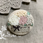 花かごの刺繍　ブローチ/ヘアゴム