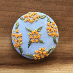 刺繍くるみボタン（ヘアゴム/ブローチ）