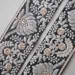  【1mカット済み】シルク刺繍リボン  【グレー】