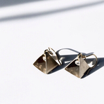 三角のキラキラピアス/イヤリング