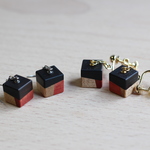 木のキューブピアス・こくたん