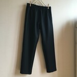 圧縮ウールニット黒で作ったテーパードパンツ