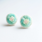 ＜Stella～遊び好きの星～＞刺繍イヤリング◎エメラルドグリーン/緑