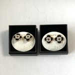 お花の刺繍ピアス　アネモネビジューブラック