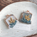刺繍ミモザのミニがま口/アクセサリーケース