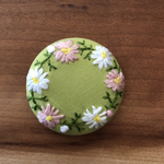 刺繍くるみボタン（ヘアゴム/ブローチ）
