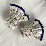 おすわりワンちゃんのアームカバー(紺色リボンテープ)