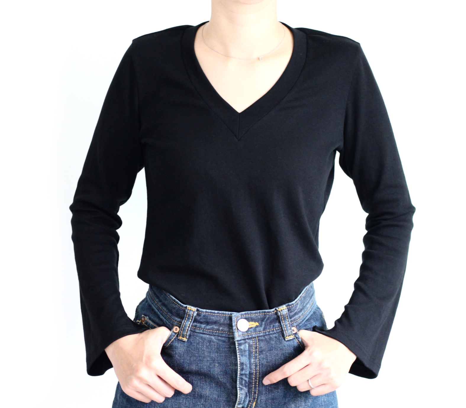 形にこだわった 大人のスリットスリーブ VネックTシャツ