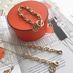 Hチャーム付きチェーンブレスレット