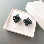 グリーンのシンプルイヤリング(ピアス)　大人のレトロなアクセサリー　金属アレルギー対応可