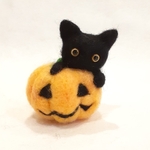 羊毛フェルトのハロウィン飾り　カボチャに登る黒猫ちゃん