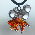 透きとおる金魚と水のヘアゴム