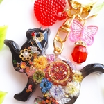 和柄風お花黒猫ちゃんキーホルダー
