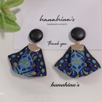 レザー風カボションとブルーチロリアンリボンタッセルピアス/イヤリング