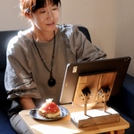 【木製タブレットスタンド　エボニー】角度が自由に調整できるのでベストアングルでカメラが使えます！