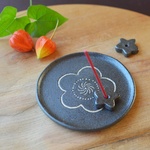 梅花紋・陶器のお香立て