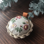 手刺繍と編みかごの針山さん