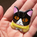 七宝焼・黄色いセーターを着たこねこ（ハチワレ）