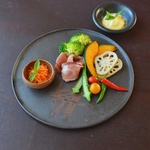 【自然釉】ピザ・ケーキ皿／黒・焼き〆陶器（レンジ、オーブン、食洗器対応）