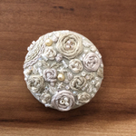 ビーズ刺繍くるみボタン（ヘアゴム/ブローチ）
