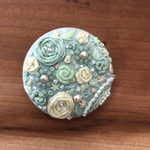 ビーズ刺繍くるみボタン（ヘアゴム/ブローチ）