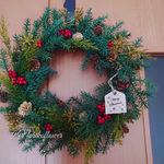 赤い実と木の実のクリスマスリース　アートフラワー　フラワーギフト　アーティフィシャルフラワー　造花