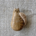 陶と羊毛のブローチ　猫　（茶）