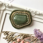 大人可愛い☆ビーズ刺繍ブローチ(変形グリーン)