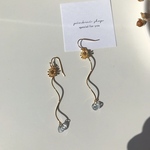 華奢 マーガレット×うるうるしずく ピアス イヤリング ゆらゆら 揺れる フラワー ゴールド ロング 大人可愛い シンプル オシャレ