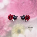 黒猫とバラの小ぶりなピアス（ボルドー）