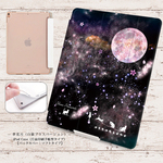 【夢花月（白猫プラスバージョン）】手帳型iPadケース【バックカバー：ソフトタイプ】◆Apple Pencil収納ポケット付き（片面印刷/カメラ穴あり/はめ込みタイプ）