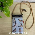 🔶ジャーマン・シェパードの輸入生地を使って作ったスマホ・ポシェット（１２ｃｍファスナー、合成皮革の肩紐付き、１点物）