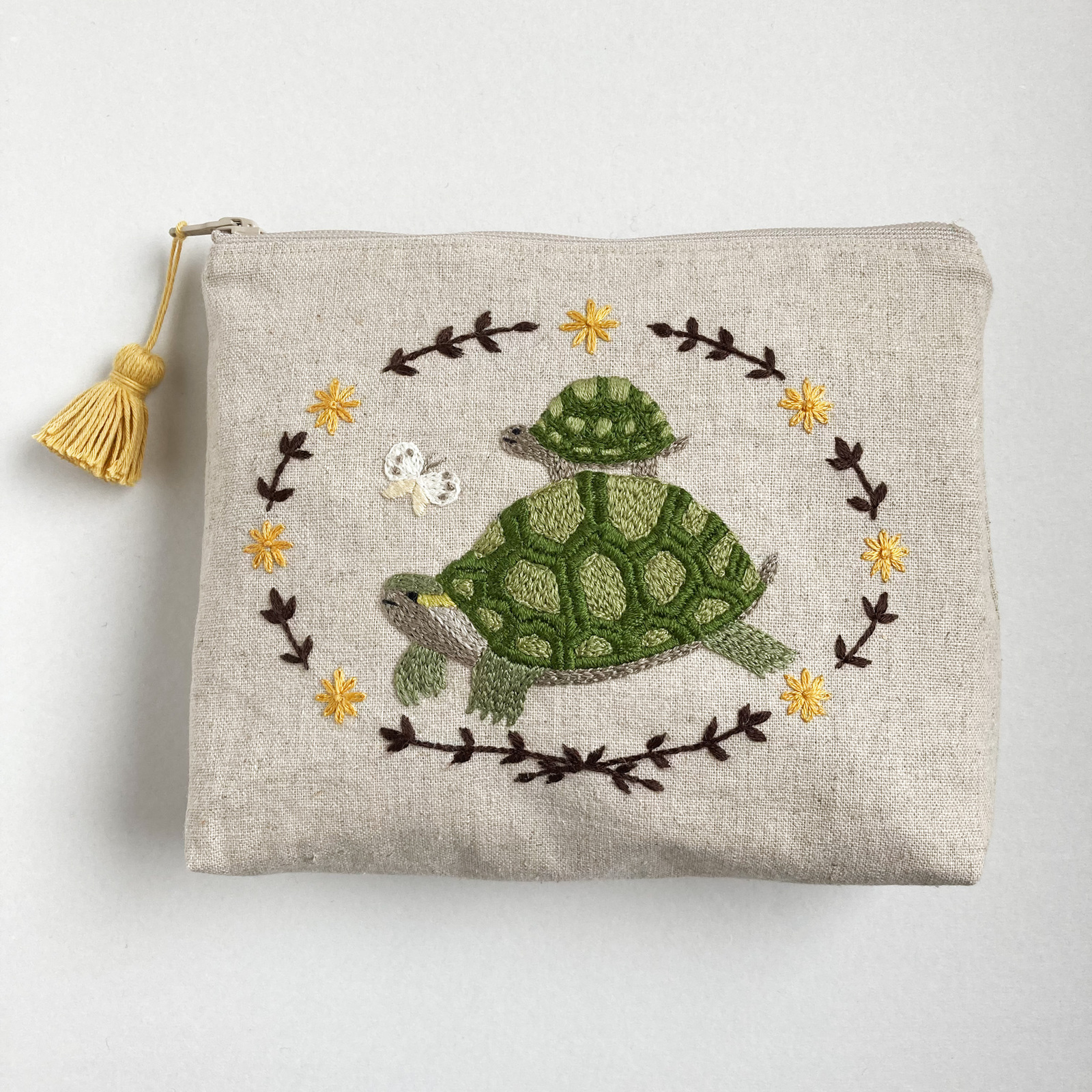  カメ型ポーチ ベージュ グリーン 刺繍 ポーチ カメ親子の道案内ー ミドリガメ 動物 植物