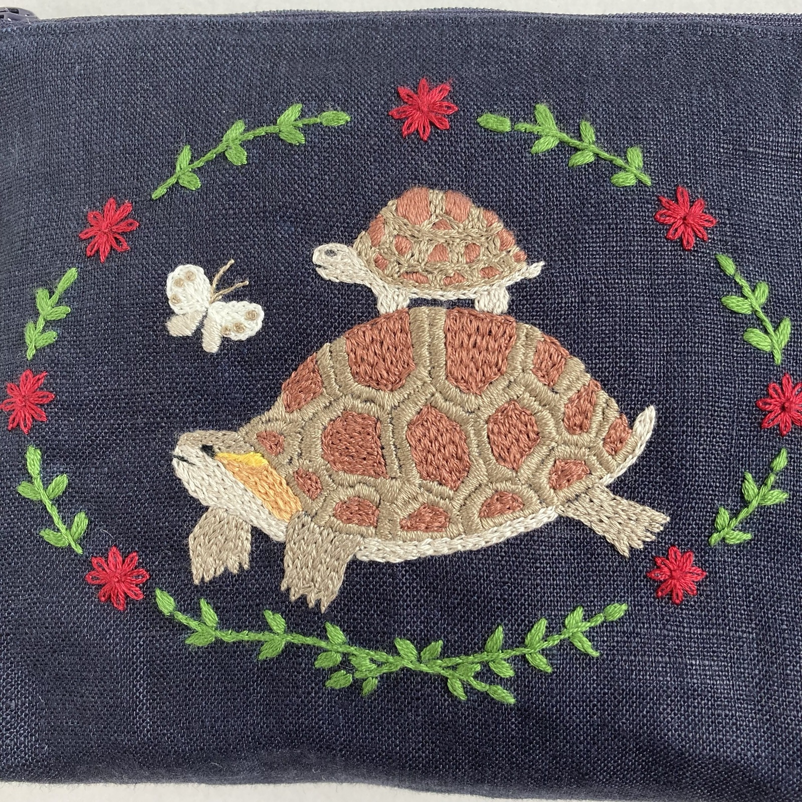カメ親子の道案内 刺繍 ポーチ リクガメ 動物 植物 (ネイビー×ブラウン