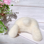 羊毛フェルト　ブローチ　白うさぎのおしり　ハンドメイド