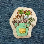 多肉植物の寄せ植え刺繍ブローチ(チャーム変更可)