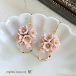 マットピンクのブーケ耳飾り❇ピアスorイヤリング 【金属アレルギー対応】〔フープ ゴールド 花 フラワー 大人かわいい〕