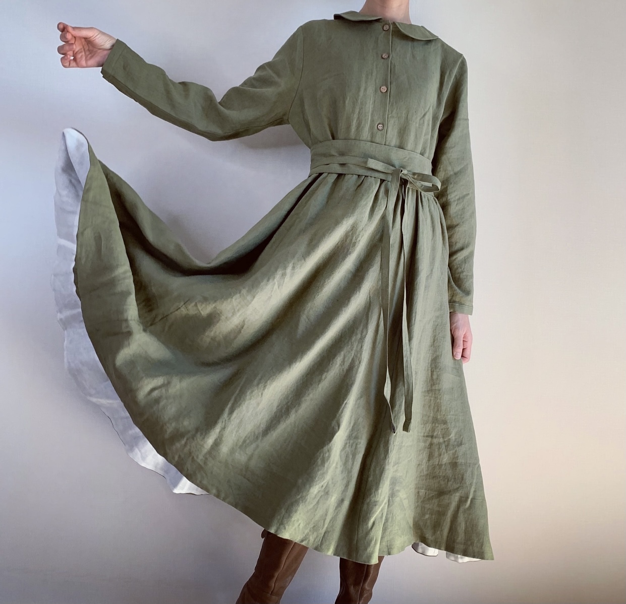 希少 大人気 裾裏配色ポイント丸襟ワンピース カーキ色 最安値挑戦