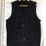 濃紺チェックの秋物メンズベスト