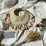花柄フリルスタイ　手刺繍名入れ◎天使の羽付き◎