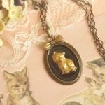 仔猫のアンティーク調ネックレス