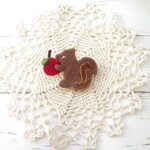 りんご見っけ！りすさん刺繍ブローチ♪