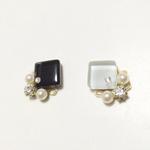 タイルのビジューピアス