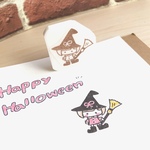 ハロウィン ほうきを持った魔女姿の女の子　消しゴムはんこ(N63)　