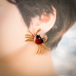 キモかわ？　リアルなカニのおもしろピアス