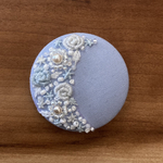 ビーズ刺繍くるみボタン（ヘアゴム/ブローチ）