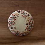 刺繍くるみボタン（ヘアゴム/ブローチ）